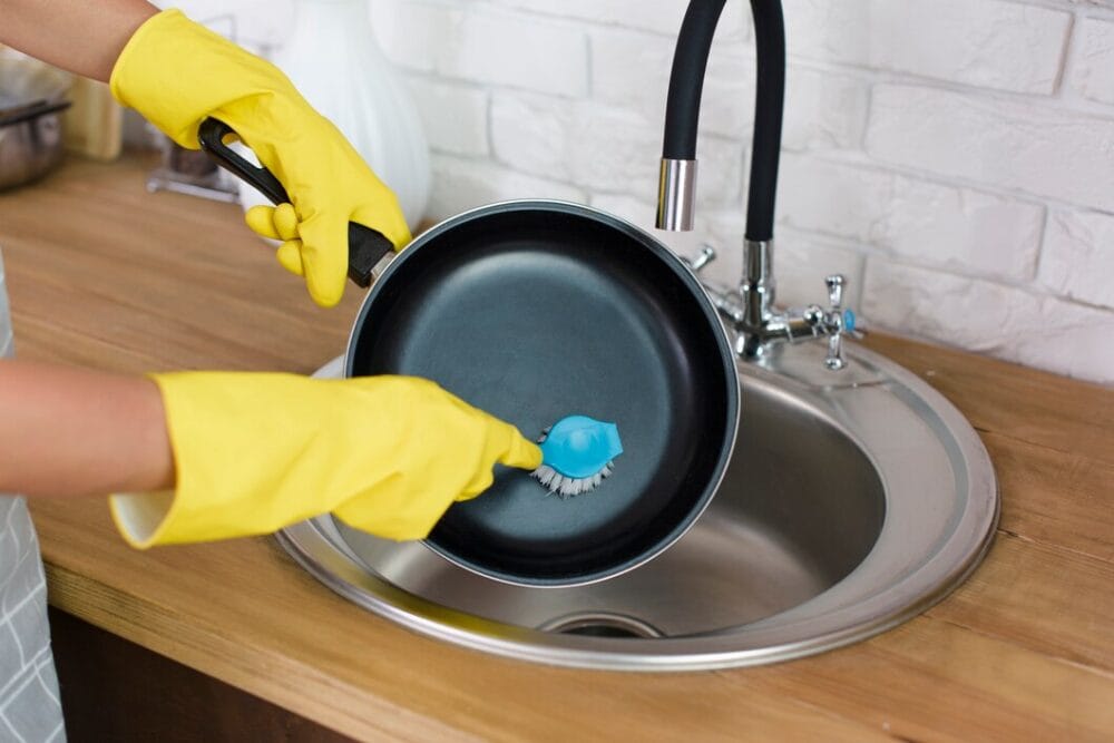 How to Clean a Burnt Pan: Special Techniques Easy and Simple